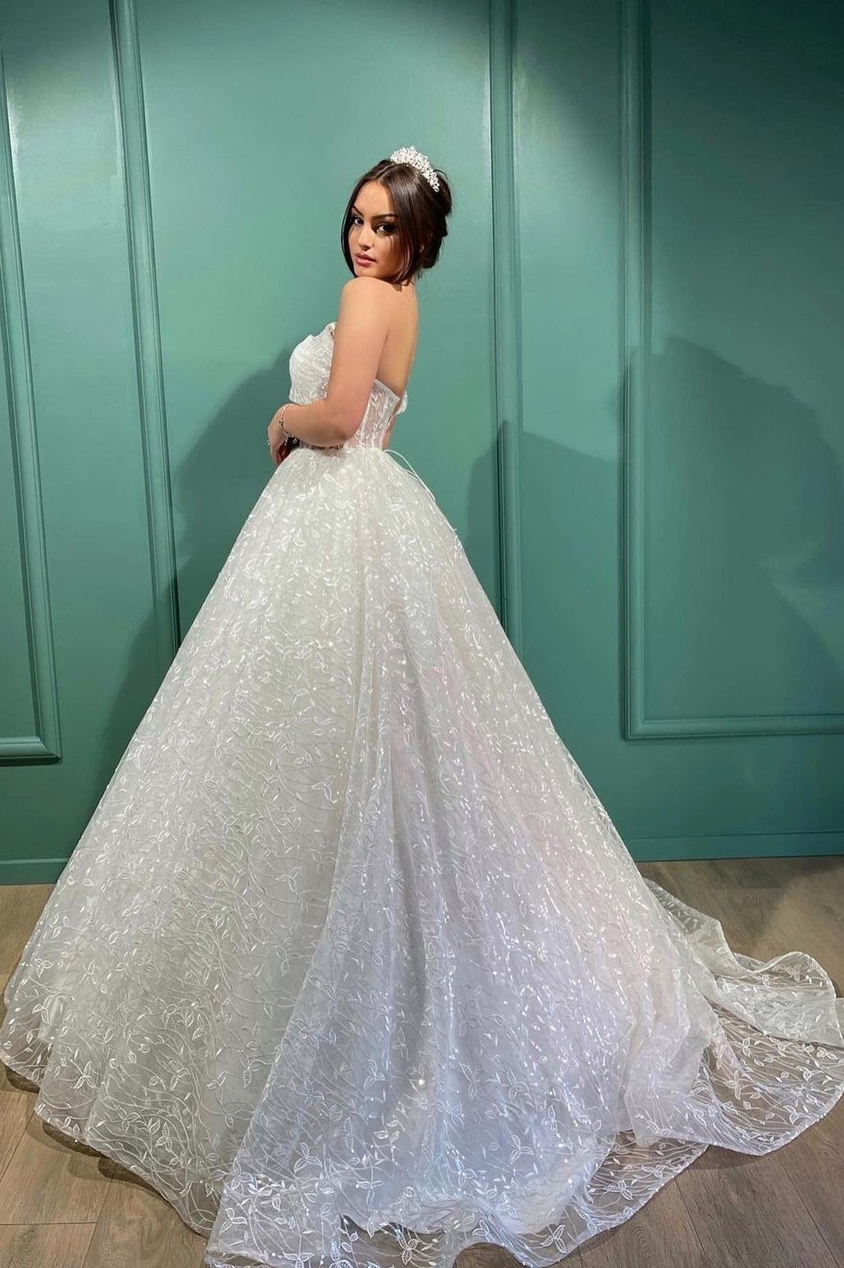 Gorgeous One-Shoulder Long Sleeved Princess Wedding Dress with Tulle