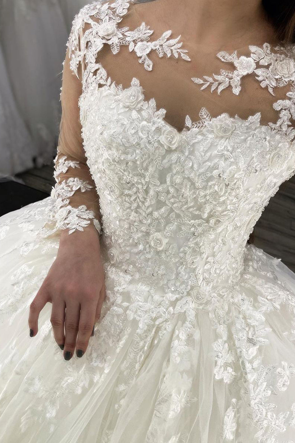 Gorgeous Long Sleeves Tulle Ball Gown Wedding Dress With Appliques