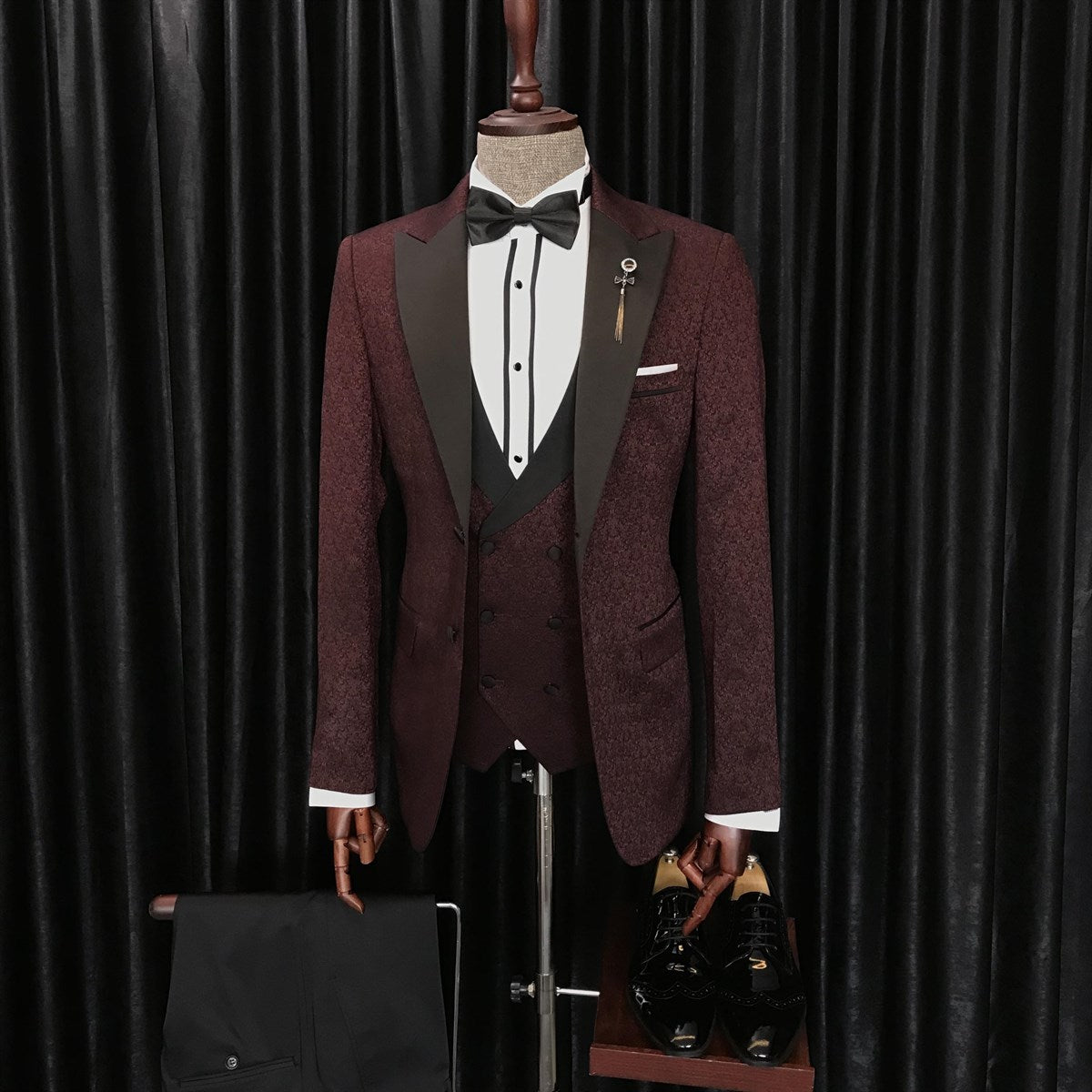 Modern Burgundy Three Pieces Jacquard Peaked Lapel Suit for Wedding by Barry