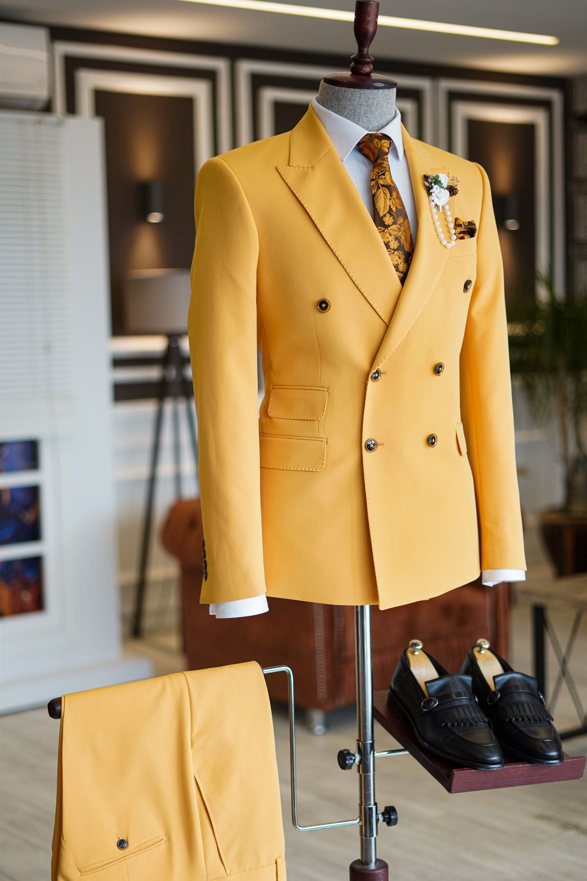 Stand Out in Style: Popular Yellow Double Breasted Bepoke Party Prom Suits With Peaked Lapel
