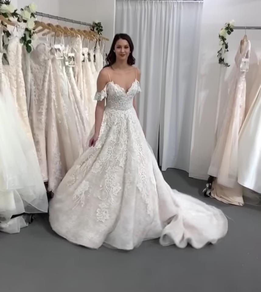 Gorgeous Long A-line Spaghetti-Straps Backless Wedding Dress with Tulle Lace