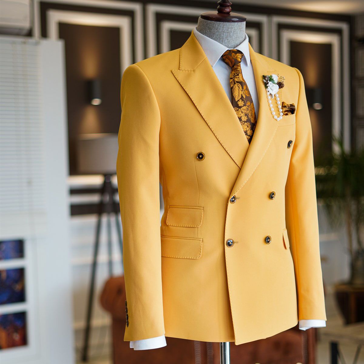 Stand Out in Style: Popular Yellow Double Breasted Bepoke Party Prom Suits With Peaked Lapel