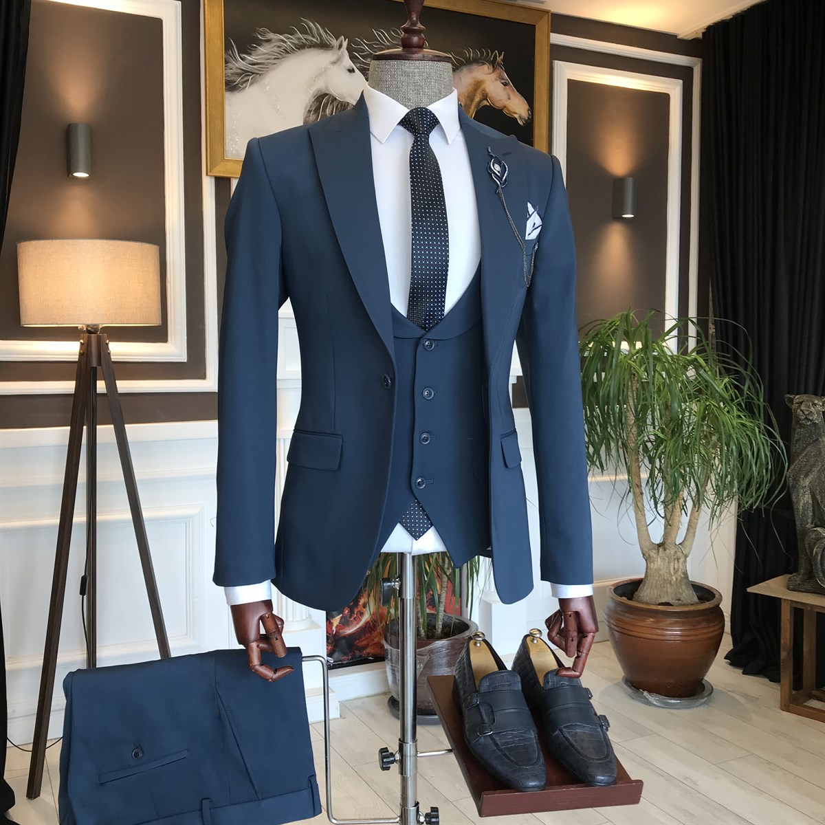 Newest Navry Peaked Lapel Three Pieces Men Suits - Perfect For Business