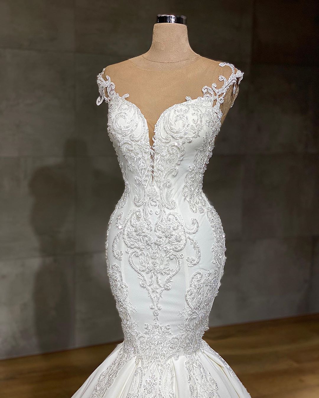 Elegant Lace V-neck Mermaid Wedding Dress with Appliques