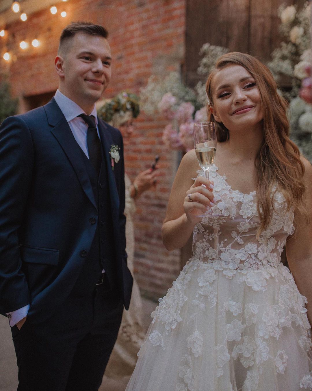 Long A-line V-neck Tulle Wedding Dress With Appliques Lace
