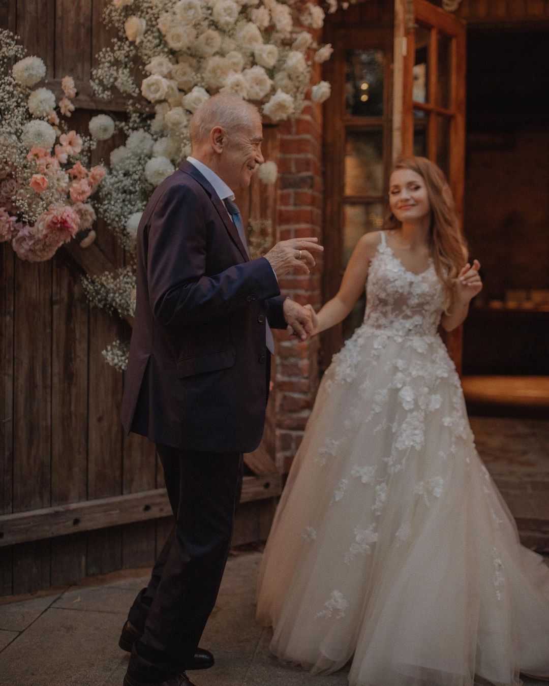 Long A-line V-neck Tulle Wedding Dress With Appliques Lace