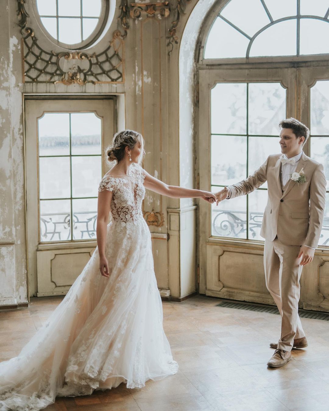 Elegant Boho A-line Tulle Wedding Dress with Lace Appliques