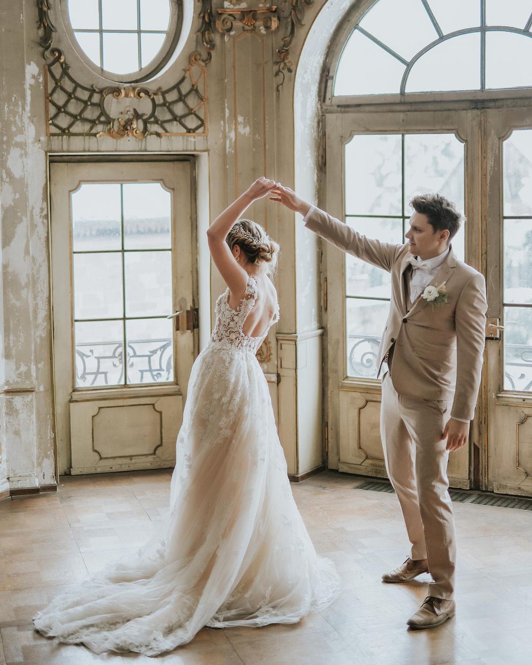 Elegant Boho A-line Tulle Wedding Dress with Lace Appliques