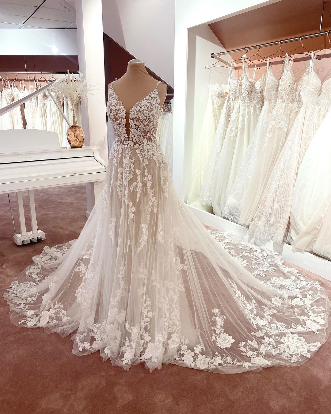 Long A-line V-neck Sleeveless Floral Lace Wedding Dress with Tulle Boho