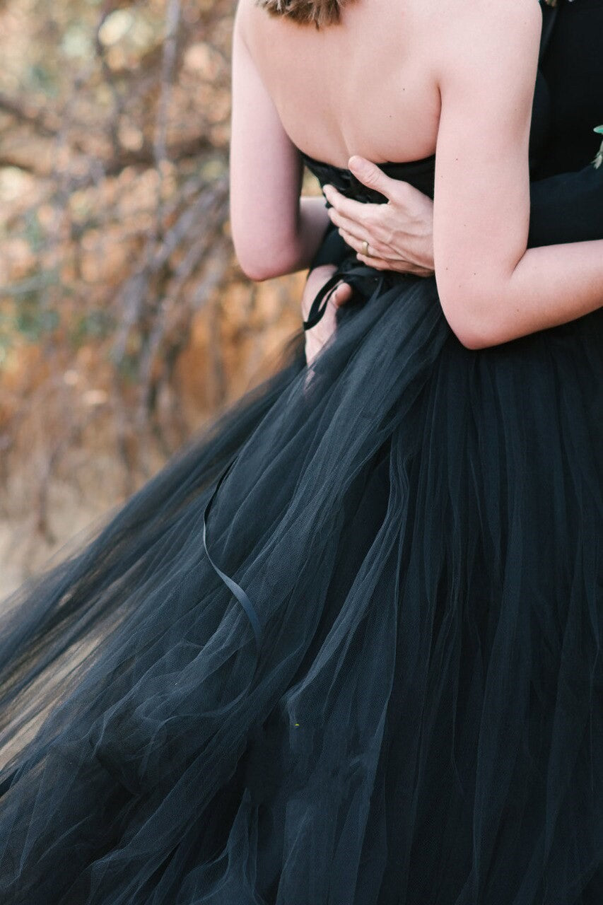Elegant Black Strapless A-line Wedding Dress with Tulle Floor-length