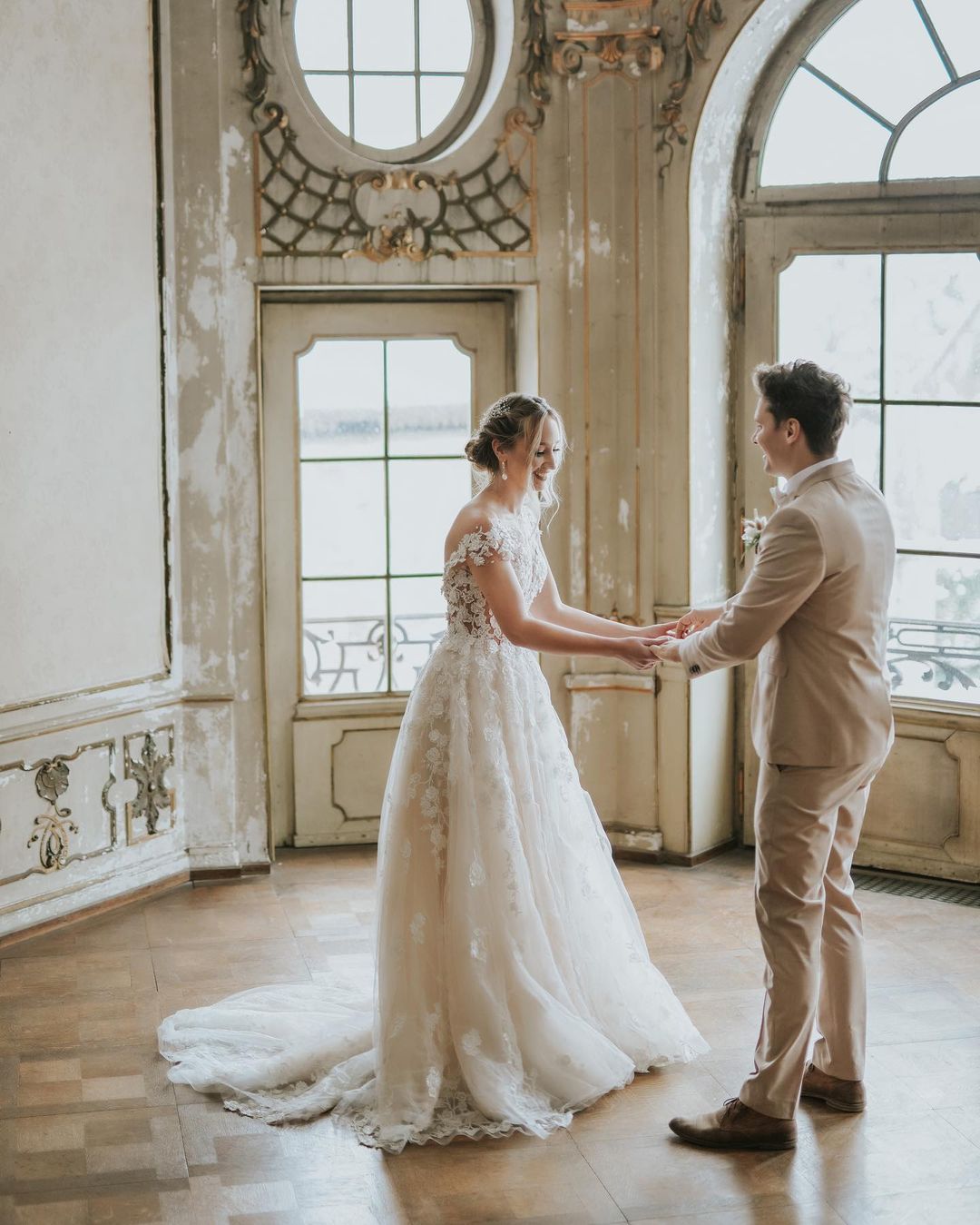 Elegant Boho A-line Tulle Wedding Dress with Lace Appliques