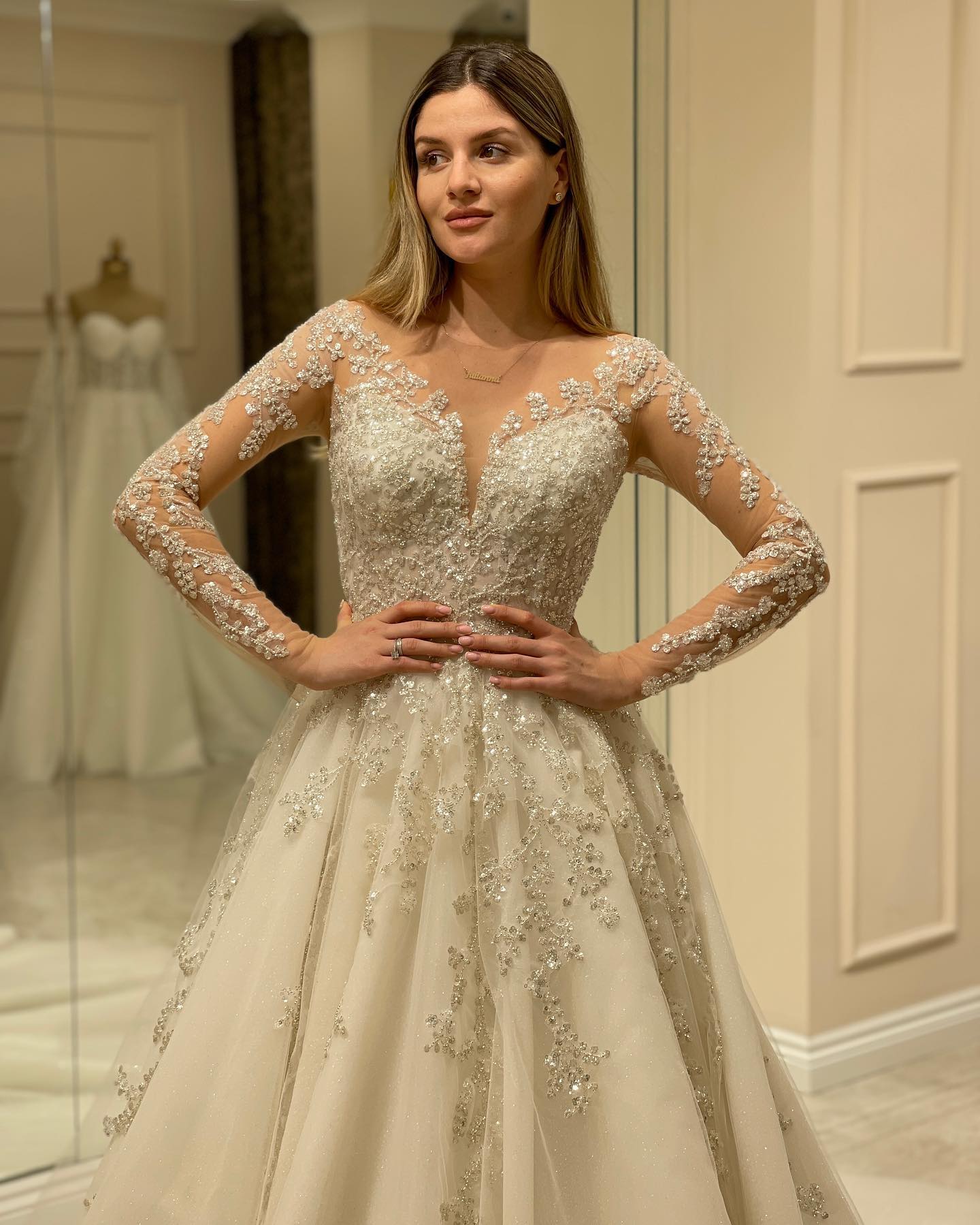 Elegant A-line Lace Appliques Wedding Dress with Long Sleeves