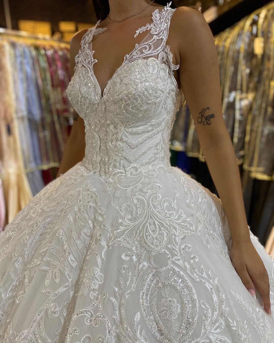 Gorgeous Lace V-neck Wedding Dress With Backless Floor-length Train Appliques