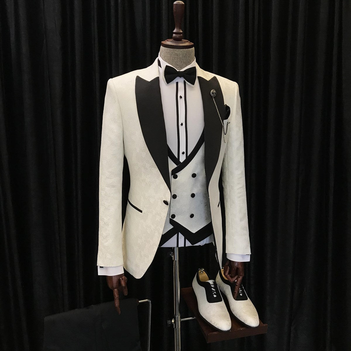 Hot Sale White Jacquard Wedding Suits with Black Peaked Lapel - Alvin 3 Piece Set