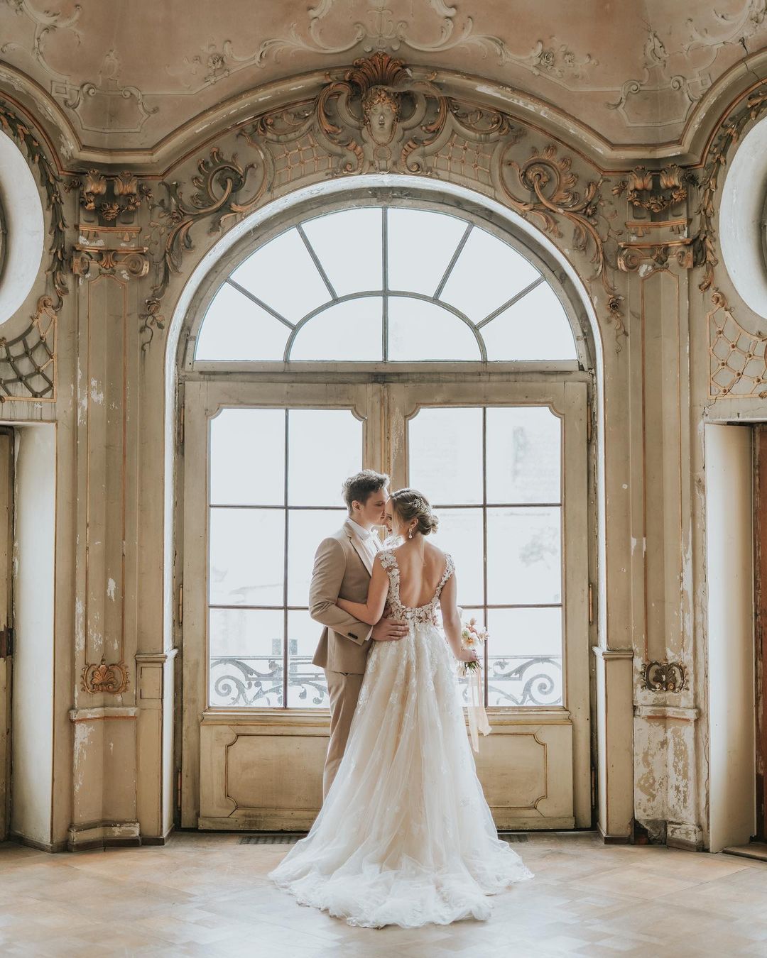 Elegant Boho A-line Tulle Wedding Dress with Lace Appliques