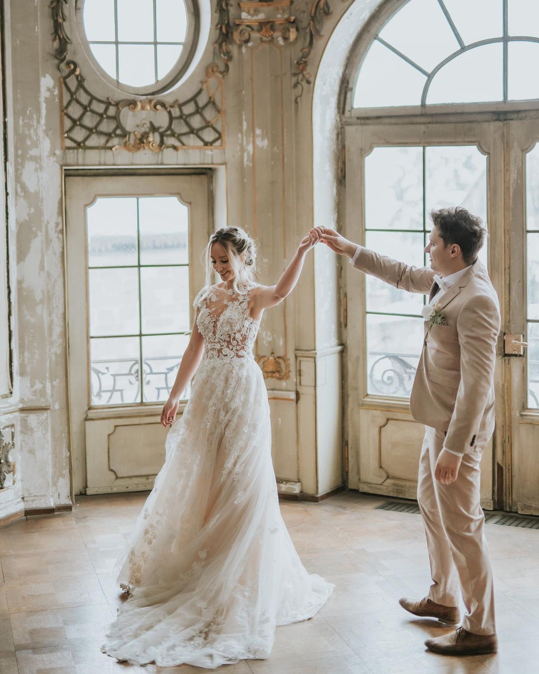 Elegant Boho A-line Tulle Wedding Dress with Lace Appliques