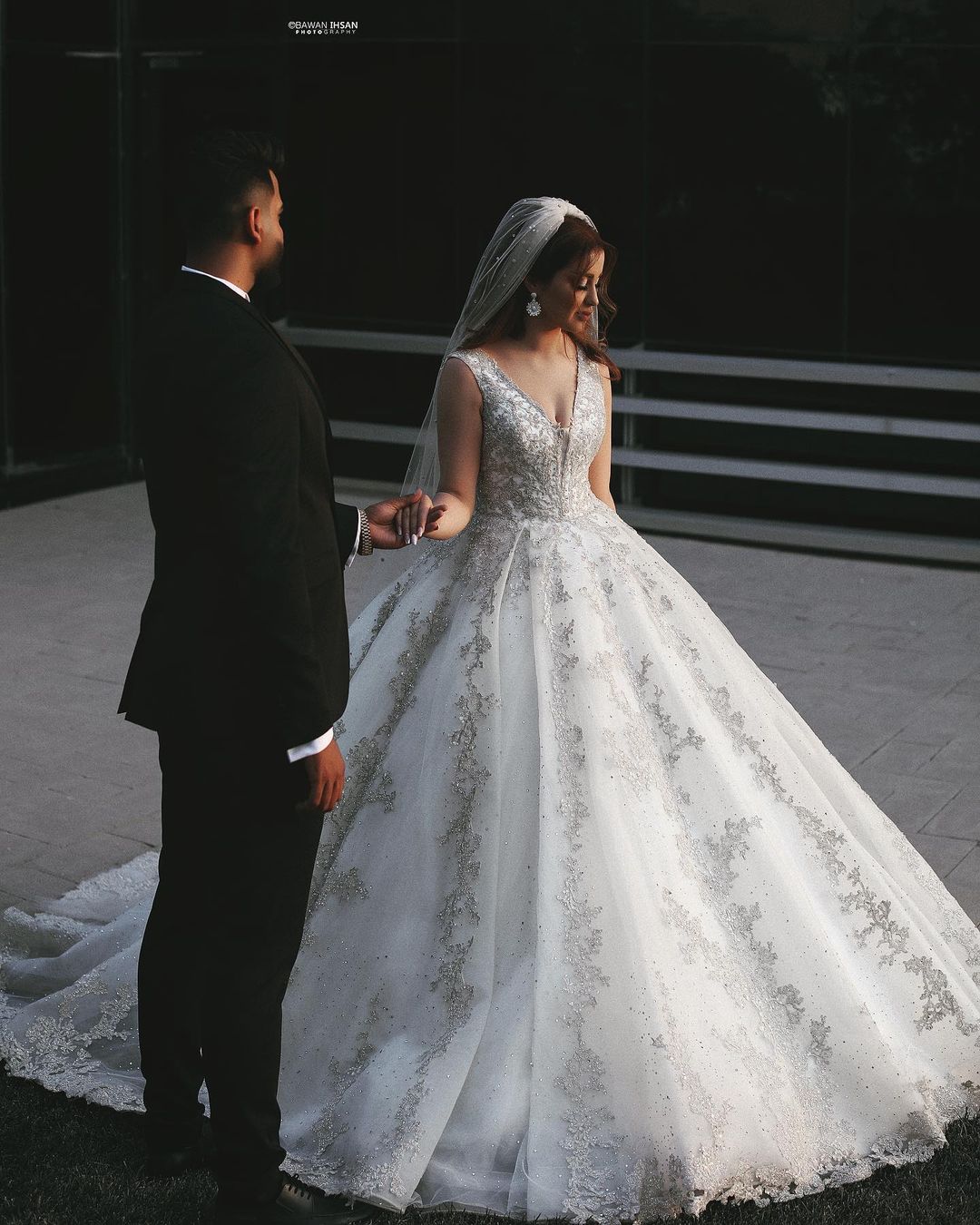 Gorgeous Long V-neck Appliques Wedding Dress with Tulle Lace