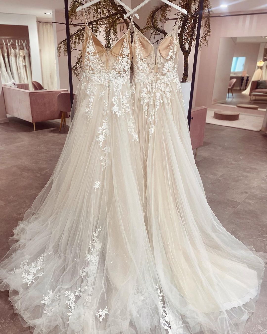 Chic V-neck A-Line Tulle Wedding Dress With Appliques Lace