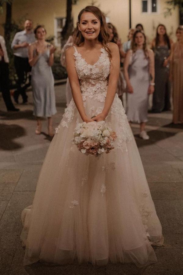 Long A-line V-neck Tulle Wedding Dress With Appliques Lace