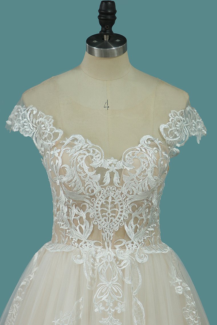 Elegant Bateau A-Line Floor-length Wedding Dress With Ruffles, Tulle Appliques and Lace