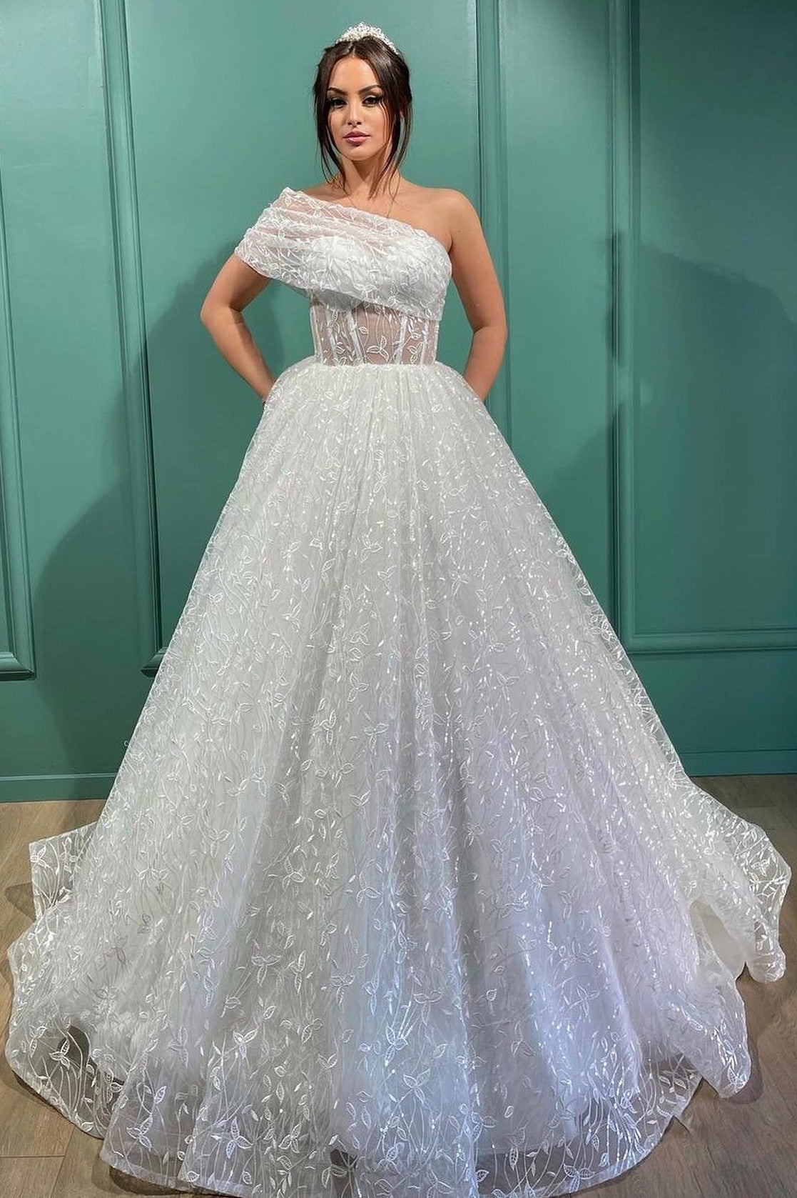 Gorgeous One-Shoulder Long Sleeved Princess Wedding Dress with Tulle