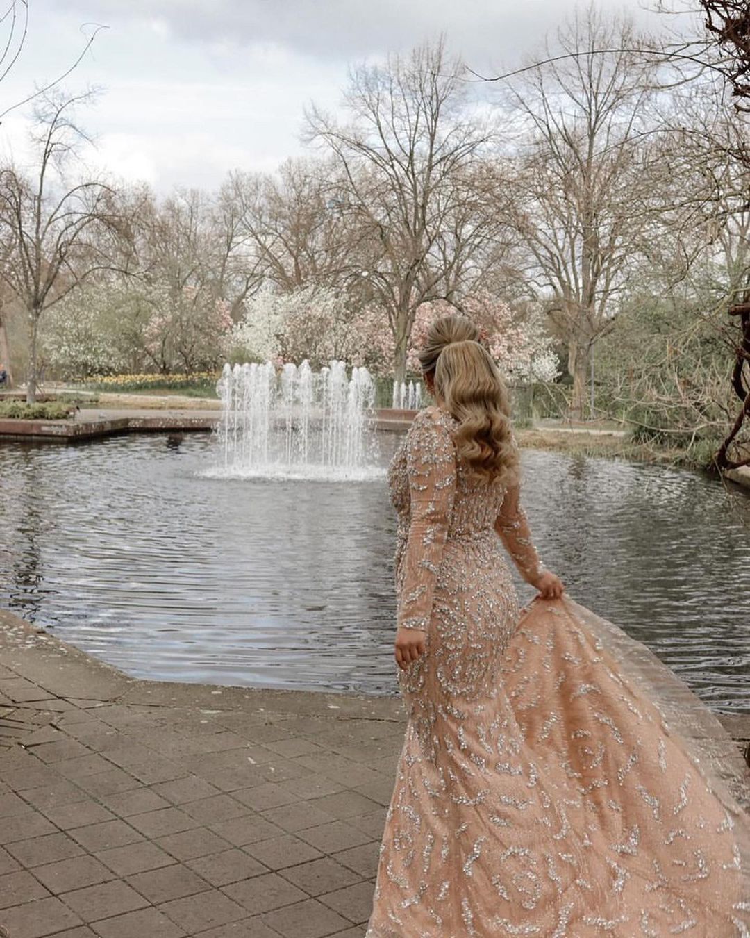 Stunning Mermaid V-neck Long Sleeves Wedding Dress With Slit