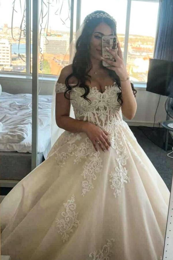 Modest Off-The-Shoulder Tulle Princess Wedding Dress with Lace