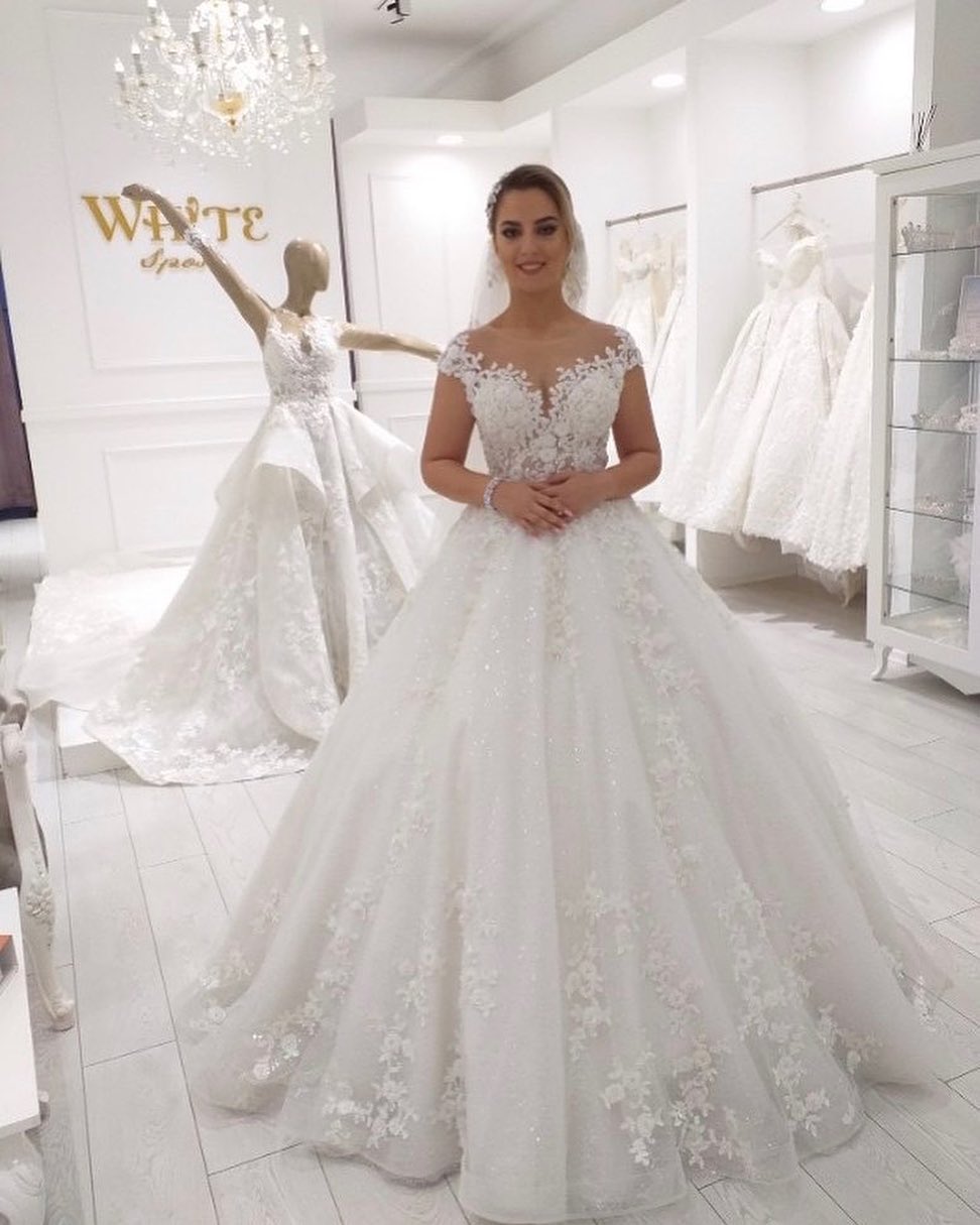 Elegant A-Line Ruffles Tulle Floor-length Wedding Dress With Appliques Lace