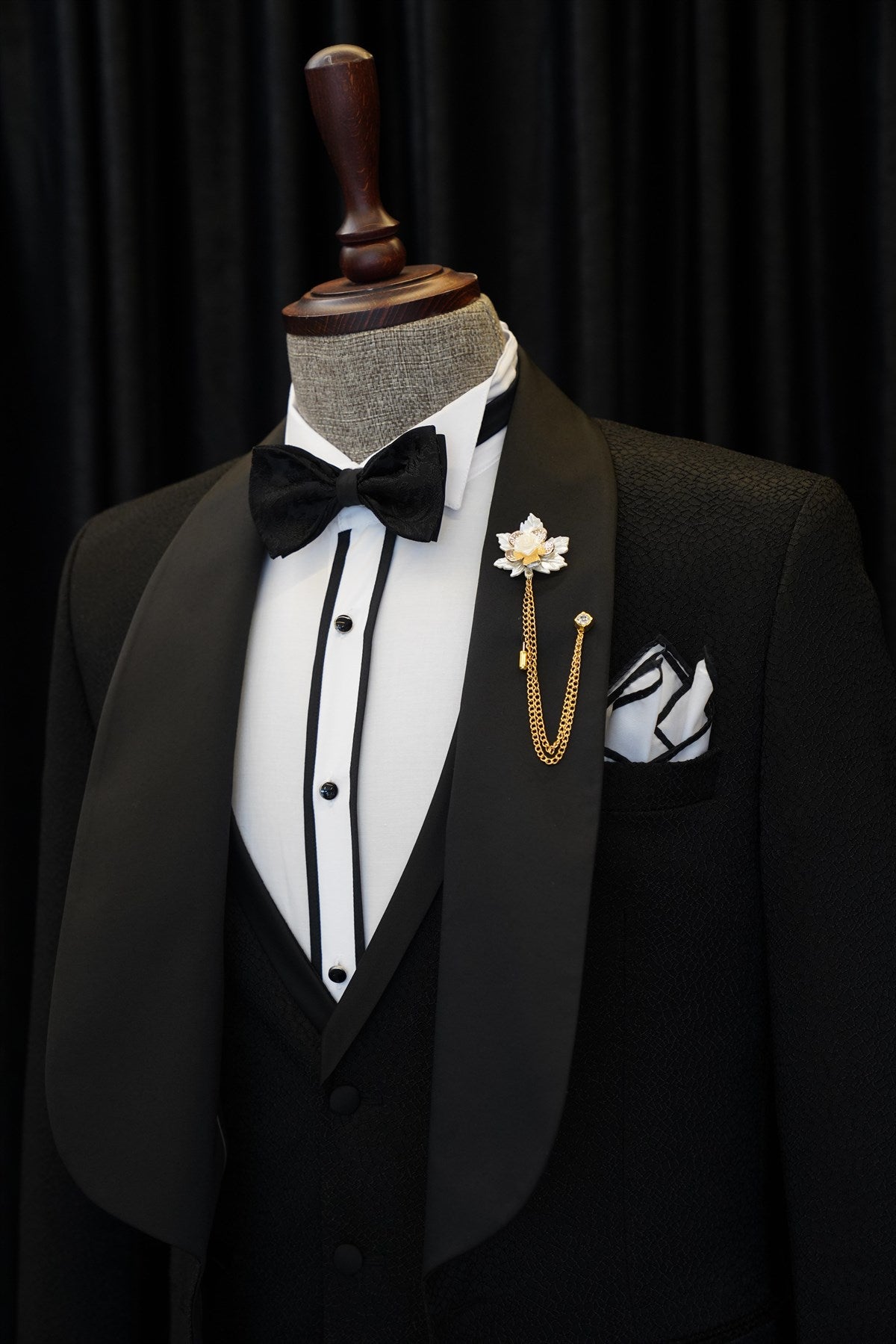 Alfred Chic Black Three Pieces Shawl Lapel Wedding Suit for Men