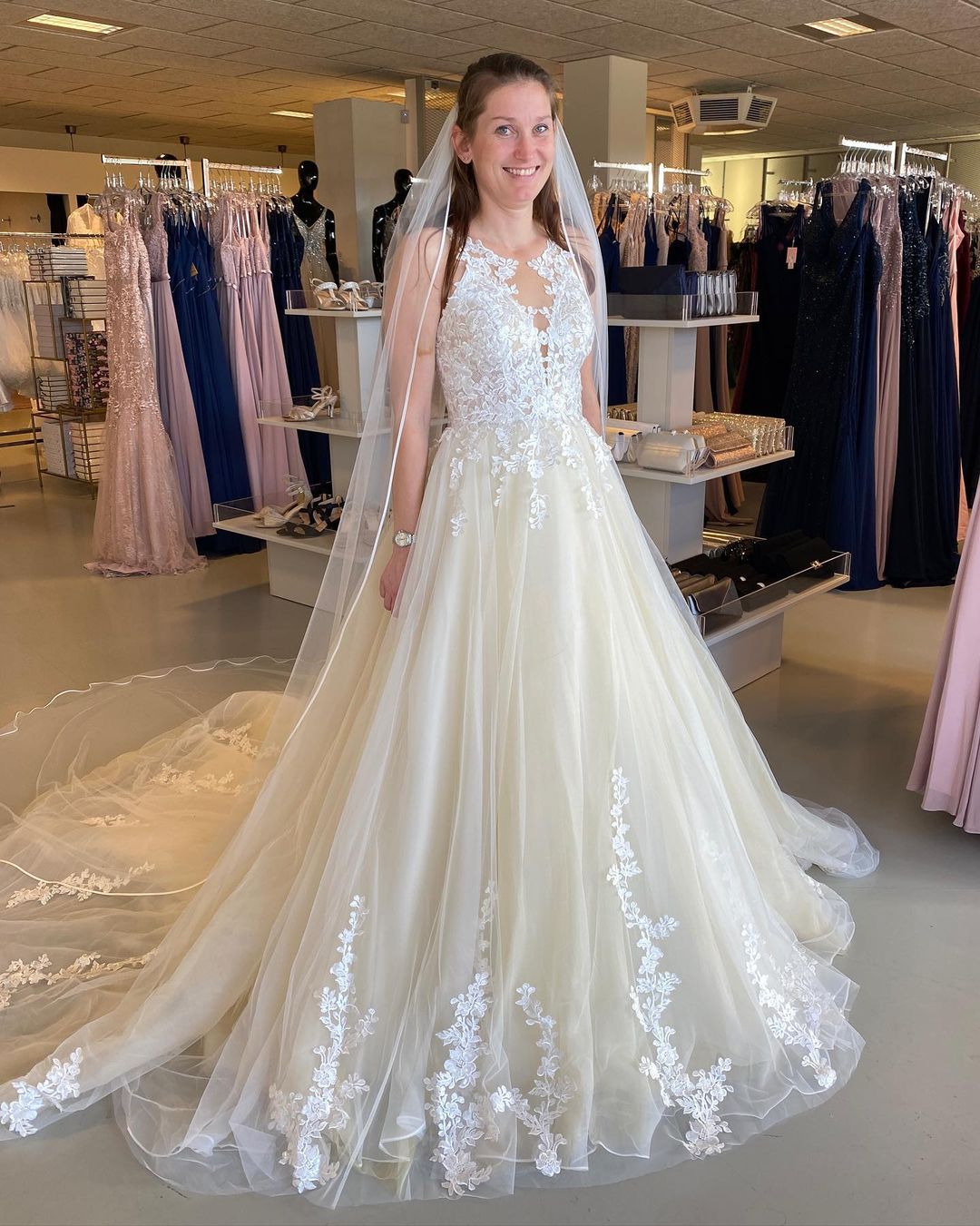 Classy Bateau Wedding Dress with Tulle Ruffles and Appliques Lace