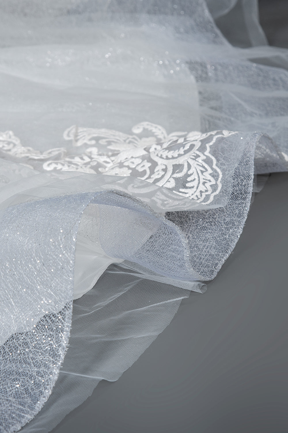 Elegant Lace V-neck Tulle Ball Gown Wedding Dress With Cap Sleeves