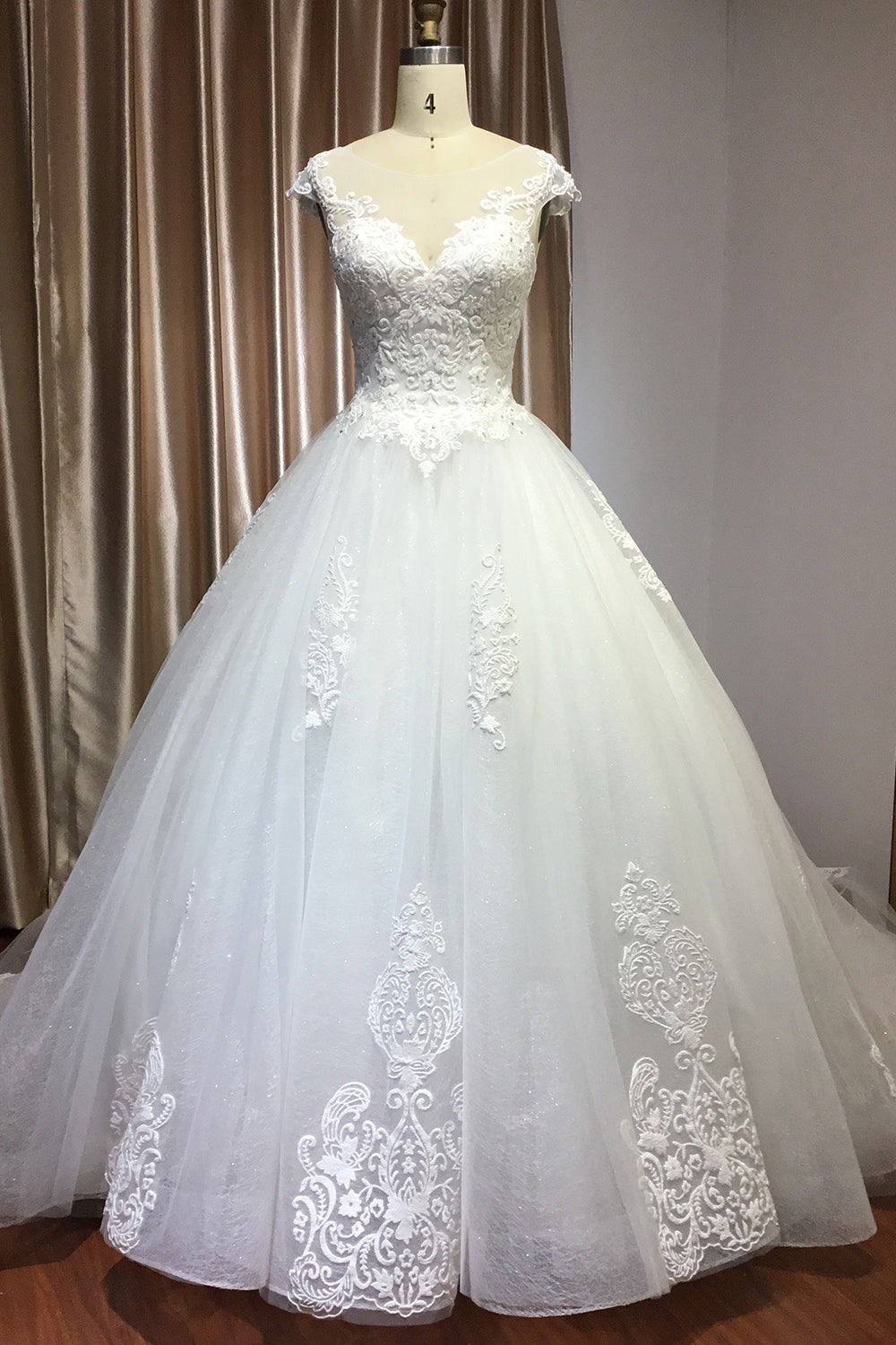 Elegant Lace V-neck Tulle Ball Gown Wedding Dress With Cap Sleeves