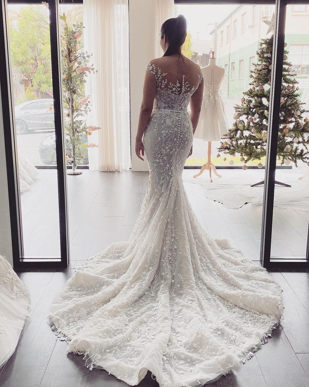 Elegant Off-the-Shoulder Backless Floor-length Mermaid Wedding Dress With Appliques Lace