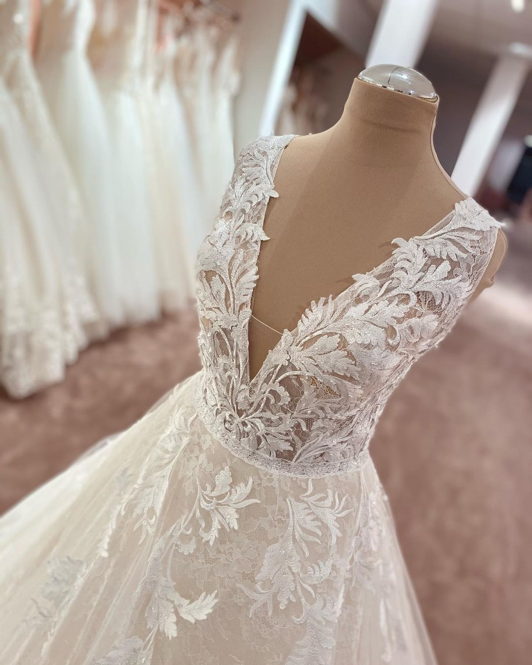 Elegant A-Line Wedding Dress with Appliques and Lace Tulle Detail