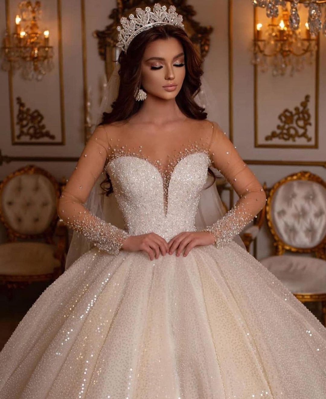 Luxury Sweetheart Wedding Dress with Long Sleeves and Ball Gown