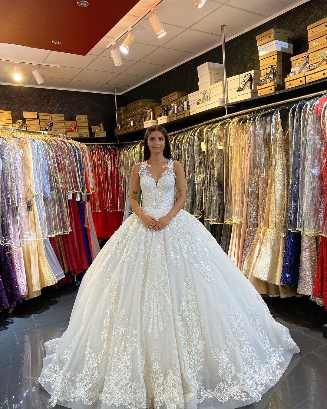 Gorgeous Lace V-neck Wedding Dress With Backless Floor-length Train Appliques