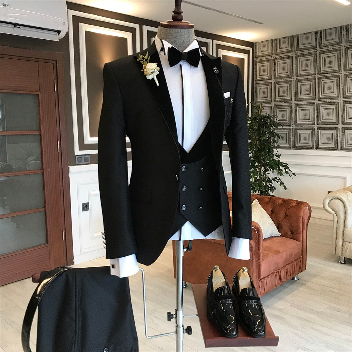 Three Pieces Black Summer Wedding Suits for Groom with Peaked Lapel
