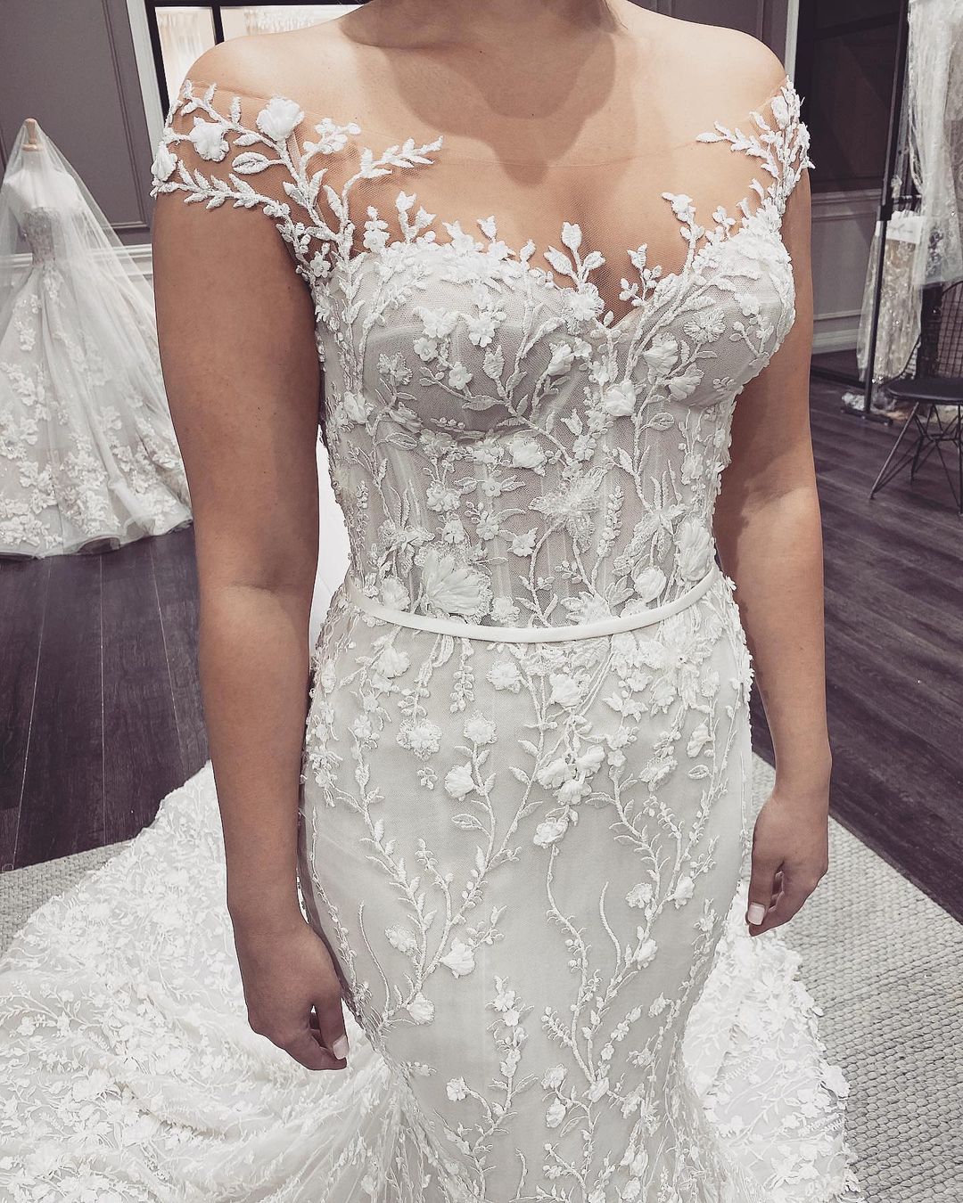 Elegant Off-the-Shoulder Backless Floor-length Mermaid Wedding Dress With Appliques Lace