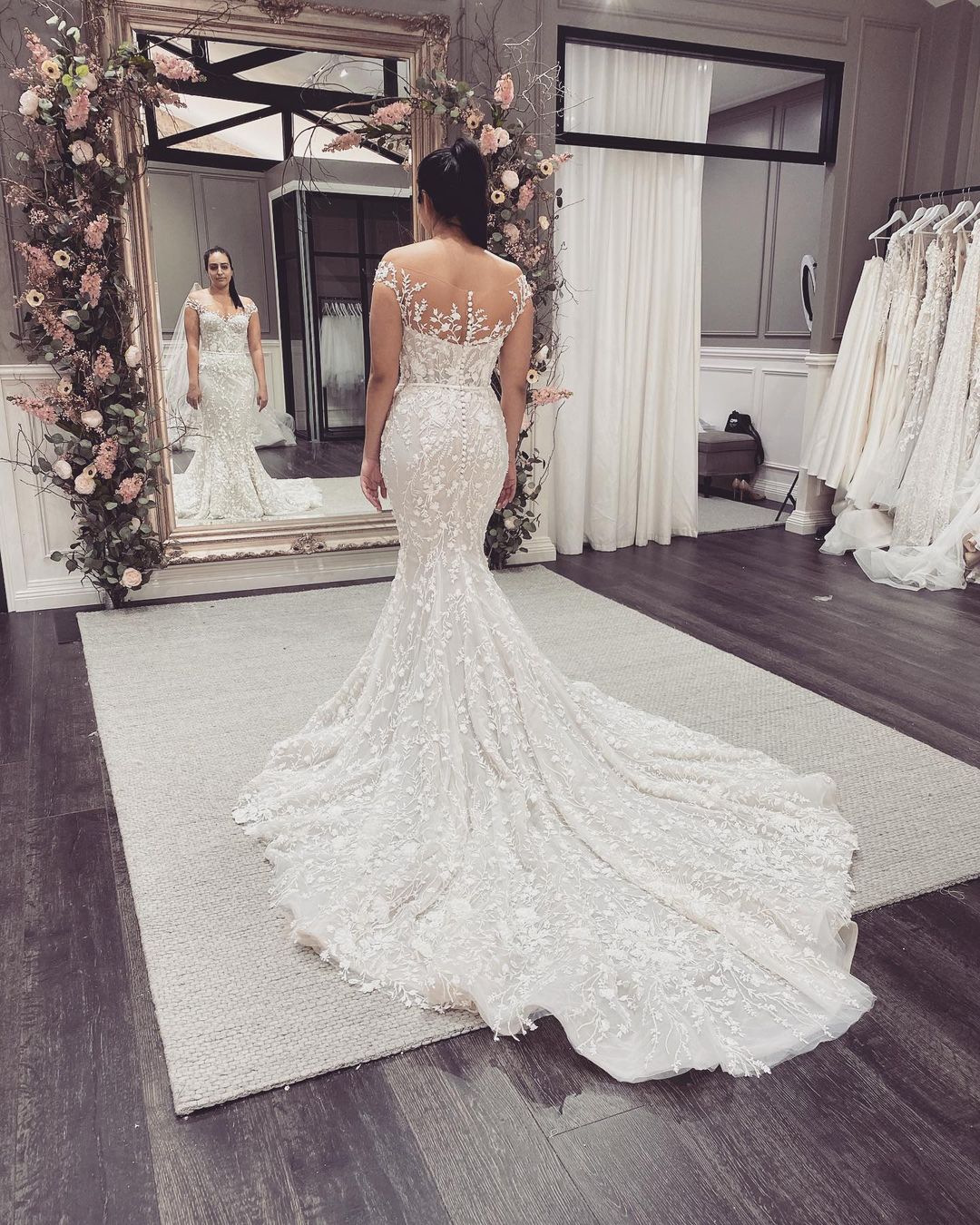 Elegant Off-the-Shoulder Backless Floor-length Mermaid Wedding Dress With Appliques Lace