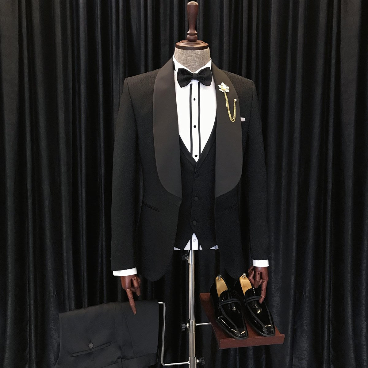 Alfred Chic Black Three Pieces Shawl Lapel Wedding Suit for Men