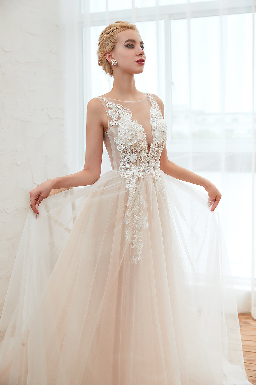Delicate A-line Tulle Wedding Dress With Floral Lace and Bateau Open Back