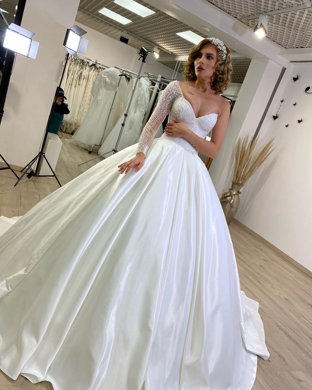 Modest Sweetheart Pearl Floor-length Ruffles Ball Gown Wedding Dress With Long Sleeve