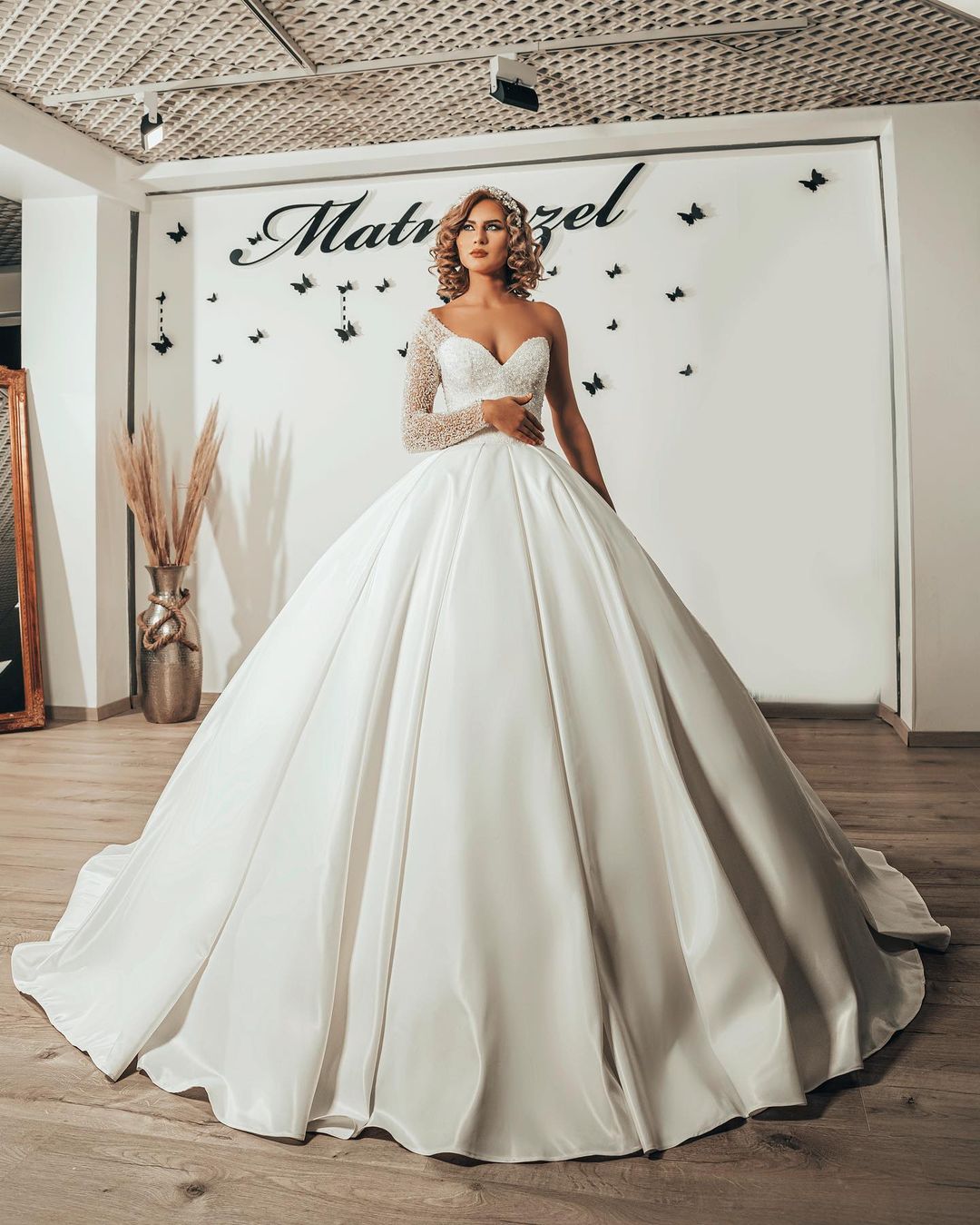 Modest Sweetheart Pearl Floor-length Ruffles Ball Gown Wedding Dress With Long Sleeve