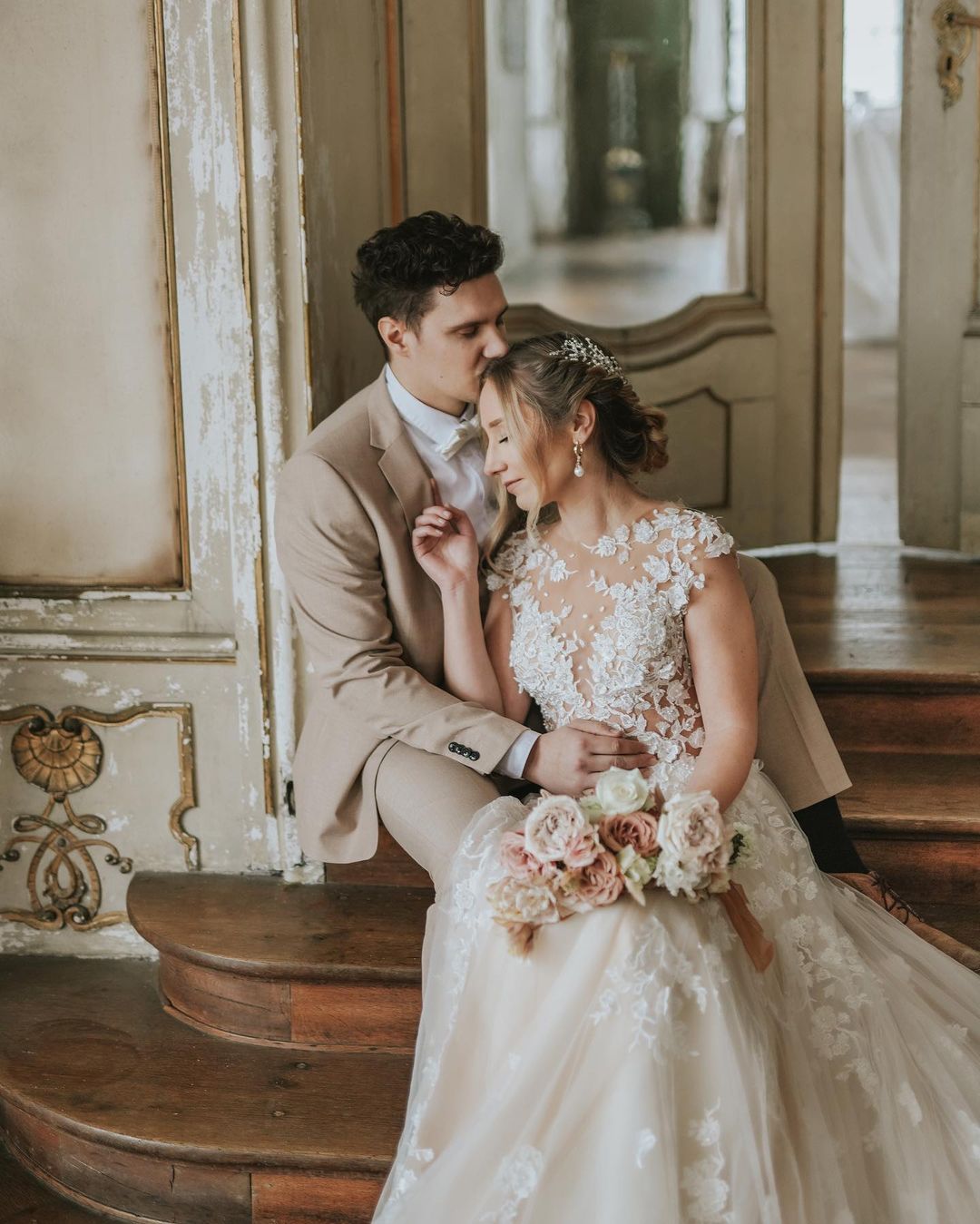 Elegant Boho A-line Tulle Wedding Dress with Lace Appliques