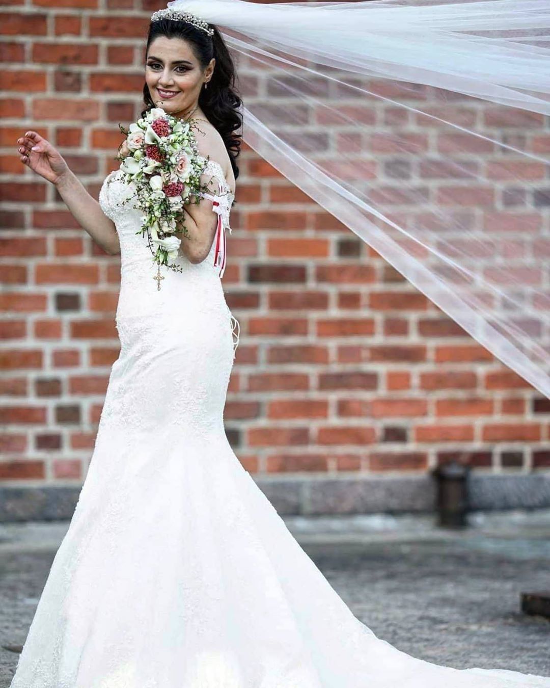 Long Mermaid Lace Off-the-shoulder Wedding Dress
