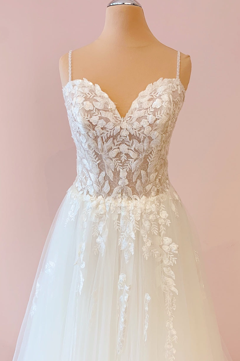A-Line Spaghetti Straps Sweetheart Tulle Wedding Dress With Appliques Lace