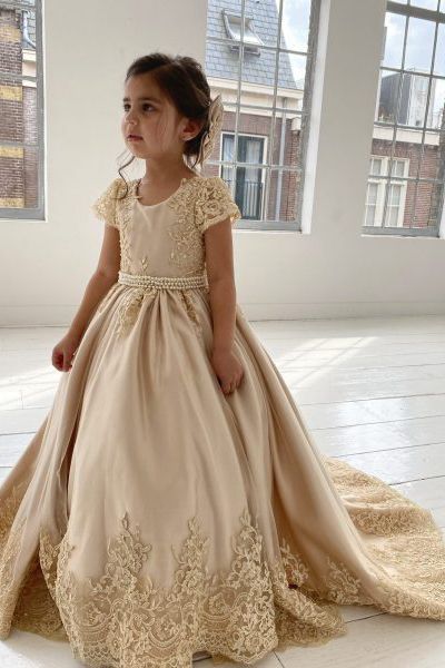 Beautiful Lace Appliques Bow Ruffles Pearls Short Sleeve Ball Gown Backless Flower Girl Dress