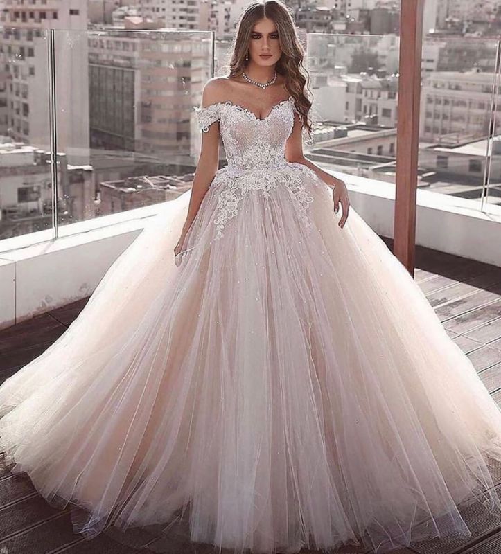 Elegant Off-the-Shoulder Ball Gown Wedding Dress with Sweetheart Appliques