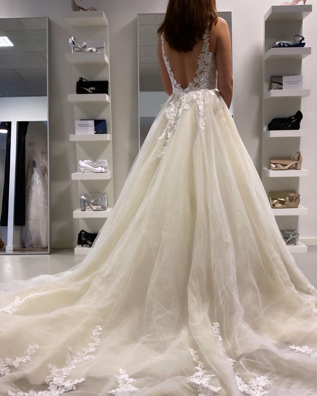 Classy Bateau Wedding Dress with Tulle Ruffles and Appliques Lace