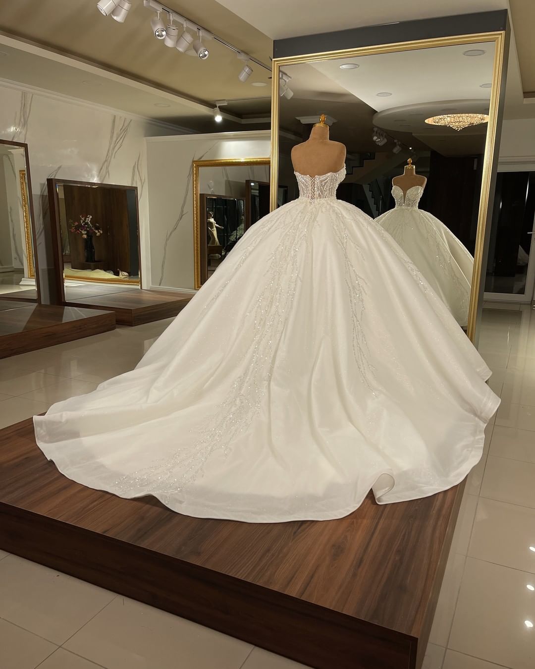 Luxury Glitter Sweetheart Long Ball Gown Wedding Dress